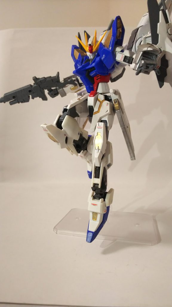 ビームライフル。オルタナティブガンダムの時のビームライフルに新たなユニットを装備させることで火力を増強。ビーム放出時にはドリルのように回転してビームが出るため、貫通能力が高く、掠めただけでも十分なダメージが発生する。アームド・ゼロ。オルタナティブガンダムにも装備されていた武装で両腕に付いている。オルタナティブガンダムにあった時と同様に相手のビーム攻撃を吸収や跳ね返したり、自身のエネルギーにすることが可能。アームド・ゼロを壊さない限りビーム兵器はまず通用することは無いだろう。