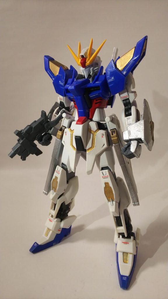 正面。肩や腰部、肘等はサイコフレームの様に黄金に輝く。