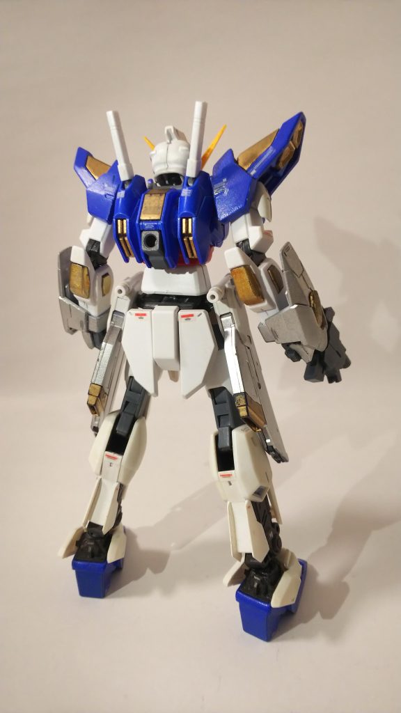 背面。バックパックはエアリアルのものを使用。顔はデスティニーガンダムとテルティウムのフェイスパーツを合わせて作りました。角はデスティニーとジャンクパーツを組み合わせて作りました。胸部はパーフェクトストライクフリーダムとラヴファントムのものを使用。両腕はカテドラルガンダムのものとアメイジングストライクフリーダムを重ね合わせて制作。腰部はフリーダムガンダムのものとルナゲイザーのものを使用。脚部も同様。