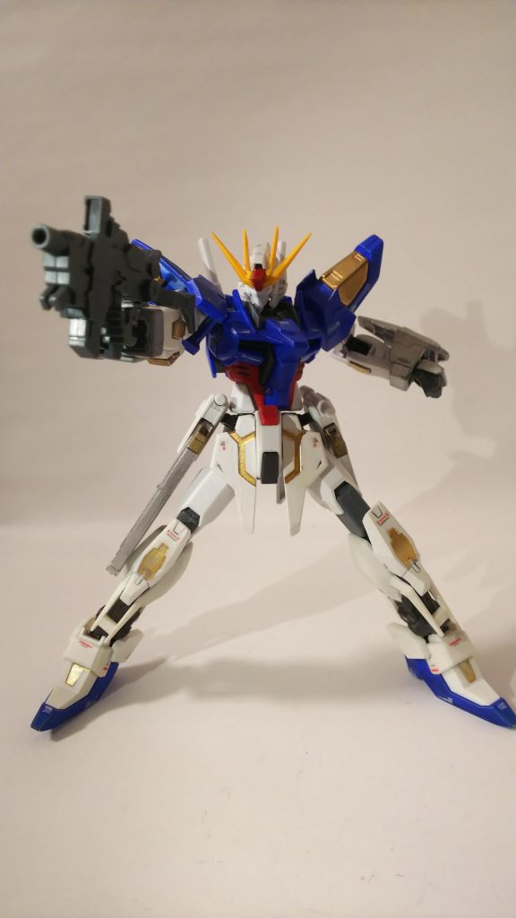 武装のビームライフル。最初に完成したのが本体のみだった為か、武装は至ってシンプルでビームライフルとビームサーベル、頭部バルカン砲と両腕のアームド・ゼロから放出されるビームソードのみ。