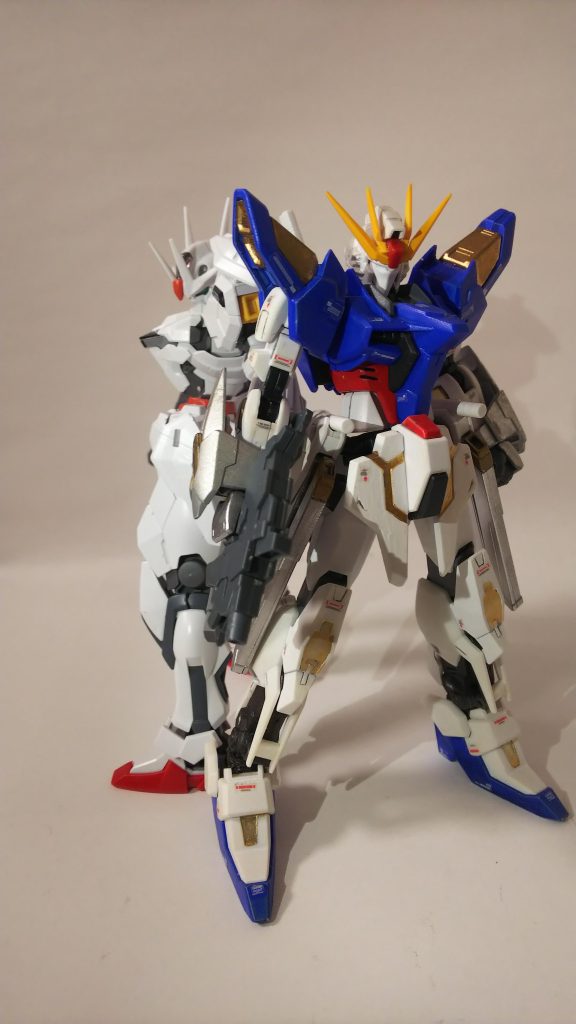 最後は後日制作予定のライバル機であるガンダム・アメイジング・キャリバーンとのツーショットで〆。アイリスディーナ曰く、「オルタナティブガンダムには限界がない」とのことで今後も更なる進化をして様々なライバル達と戦っていくことだろう。