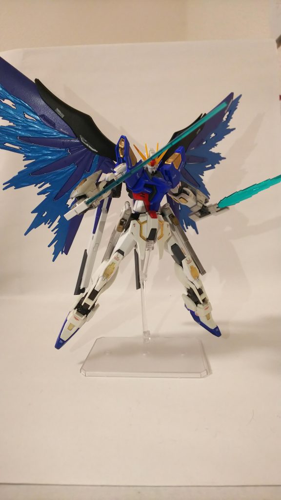 ビームサーベル&光の翼お馴染みのビームサーベルはバックパックの上に2つ装備されており、この2つのみ出力が腰部に付いているビームサーベルよりも切れ味がよい。どんな分厚い装甲ですら一刀両断で切り裂くことが可能。｢AT-Dシステム｣を発動することで光の翼が展開。最大出力での戦闘が可能だが、上記で記載した通りにかなりの出力消費が激しくガンプラへと負担とエネルギーの消耗が尋常ではなく、長時間の戦闘は不可能。他のバックパックへチェンジ後も大きなダメージが残ってしまう欠点がある。そのためシステムを使用する時は決着をつける時のみである。またシステムを発動できる時間は1分が限界である。