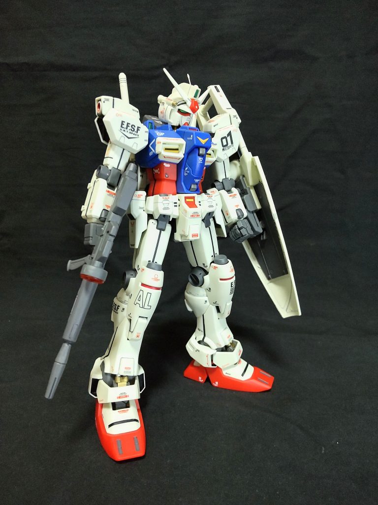 ついでにいじくったのは、首の延長と脚の加工、シールドの取り付け方向変更をしたぐらいです。この頃のMG、シールドの取り付けが一方向だけで動かしにくいんです