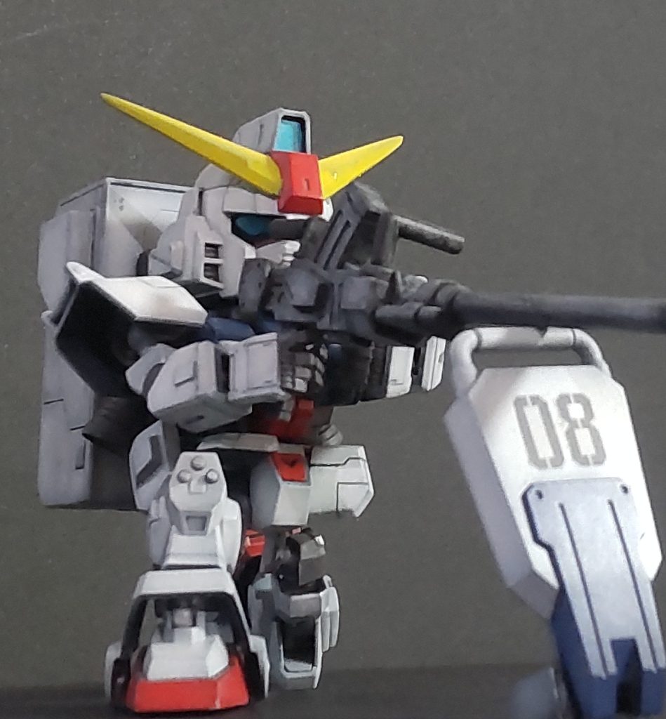 膝立ちでの180mmキャノン射撃ポーズです。フロントアーマーを可動式にしたので膝関節の可動域が広くなりポーズを決めやすくなりました。