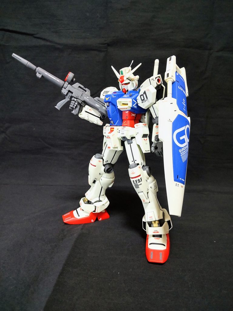 ビームライフルあまり動かずポージングが決まらない(腕がない)ので、色々武器を持たせてみました。