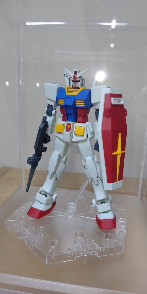 墨入れと艶消しトップコートで仕上げました。もう、初期のガンダムとは大違いですね。プロポーションが大変良い!(もちろん初期のガンダムも味があって良いですけどね)。これを機に、30年越しのガンプラ作りに火がつきまして、沢山ガンプラを買ってしまいました!出来上がりましたら、どんどんアップしたいと思いますので、是非見て下さい。宜しくお願い致します。