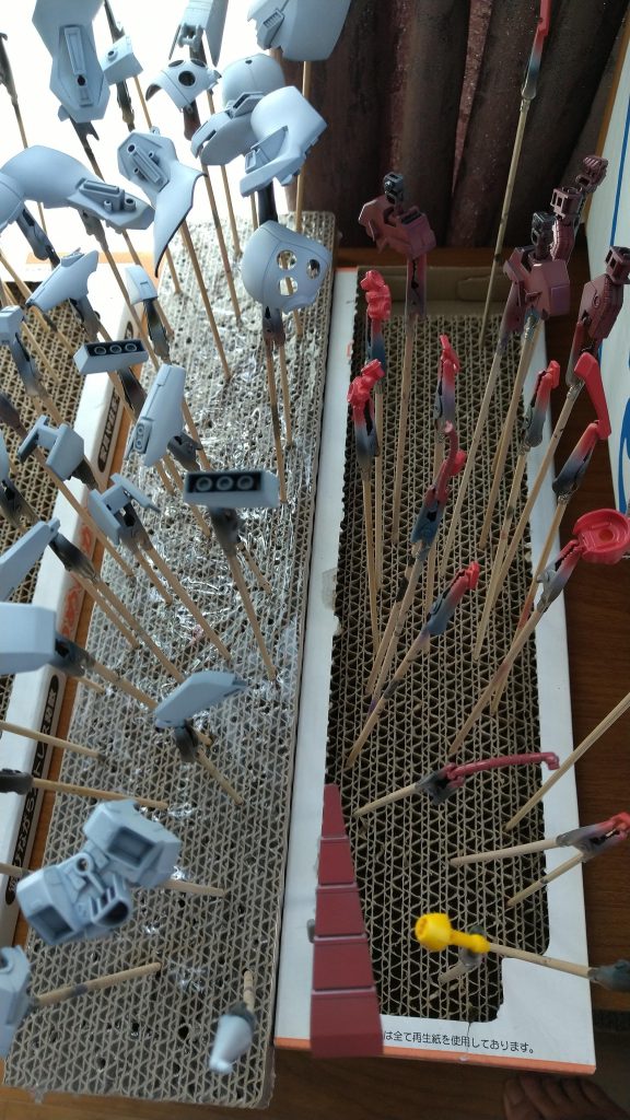 透けてしまうと元のカラーがバレバレなので、パーツは全て黒で塗装してからの白立ち上げています。赤や黄色のパーツは白を塗装してからだと、発色が良いです。