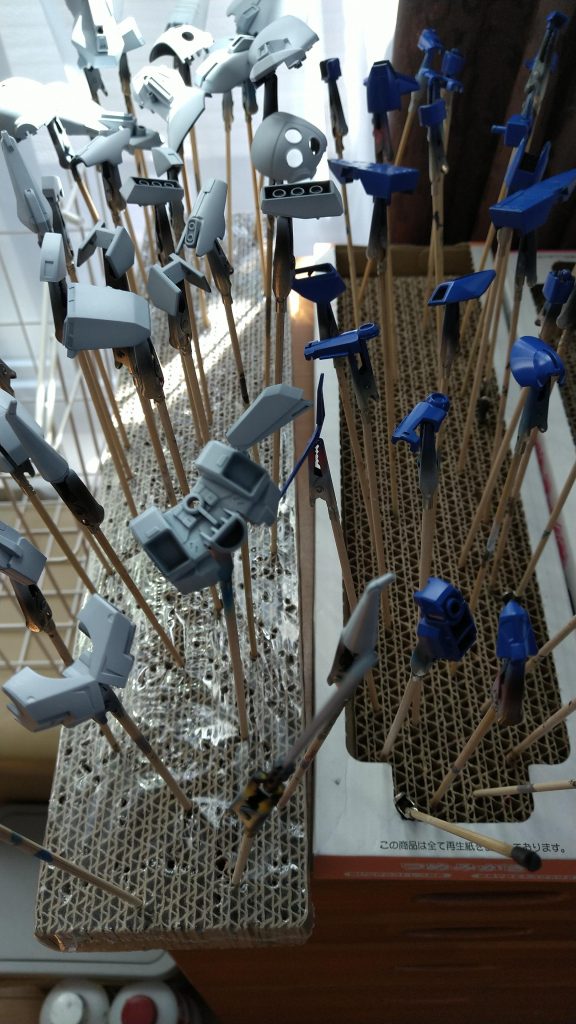 青紫のパーツも下地白から塗装しているので、発色は良いです。