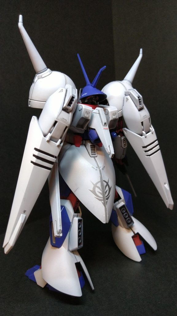 1/100MGギャンの水転写デカールの余りをペタペタ貼っております。