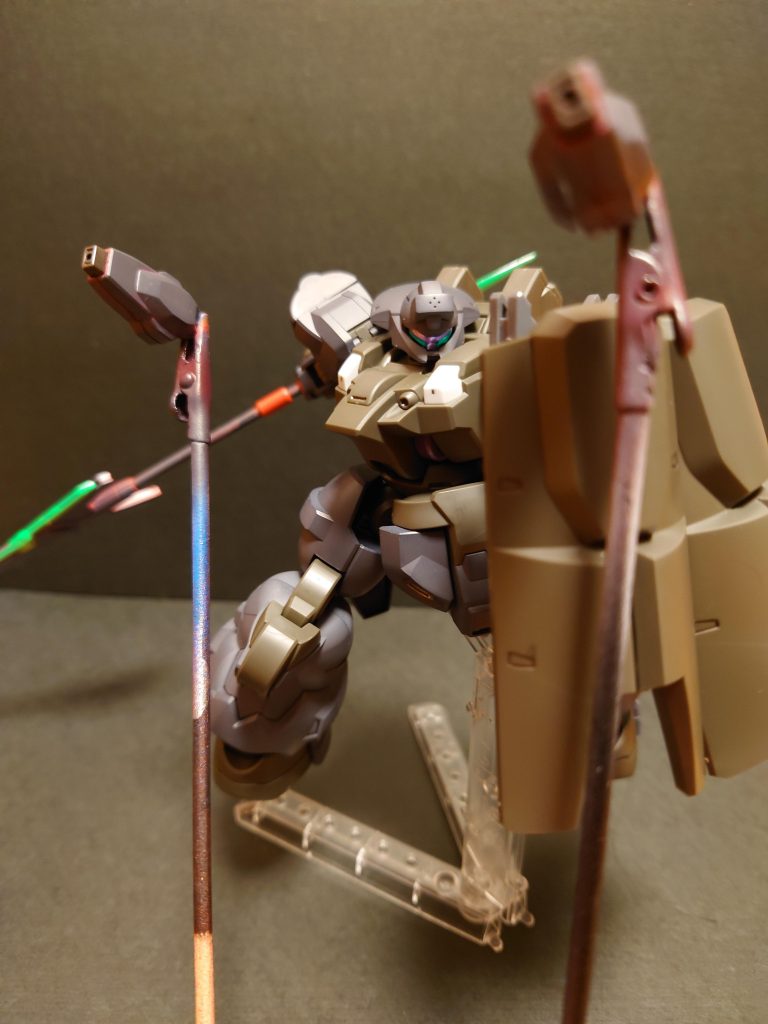 相変わらずスタンドは手に入らないので、クリップで無理矢理浮かせてます……。