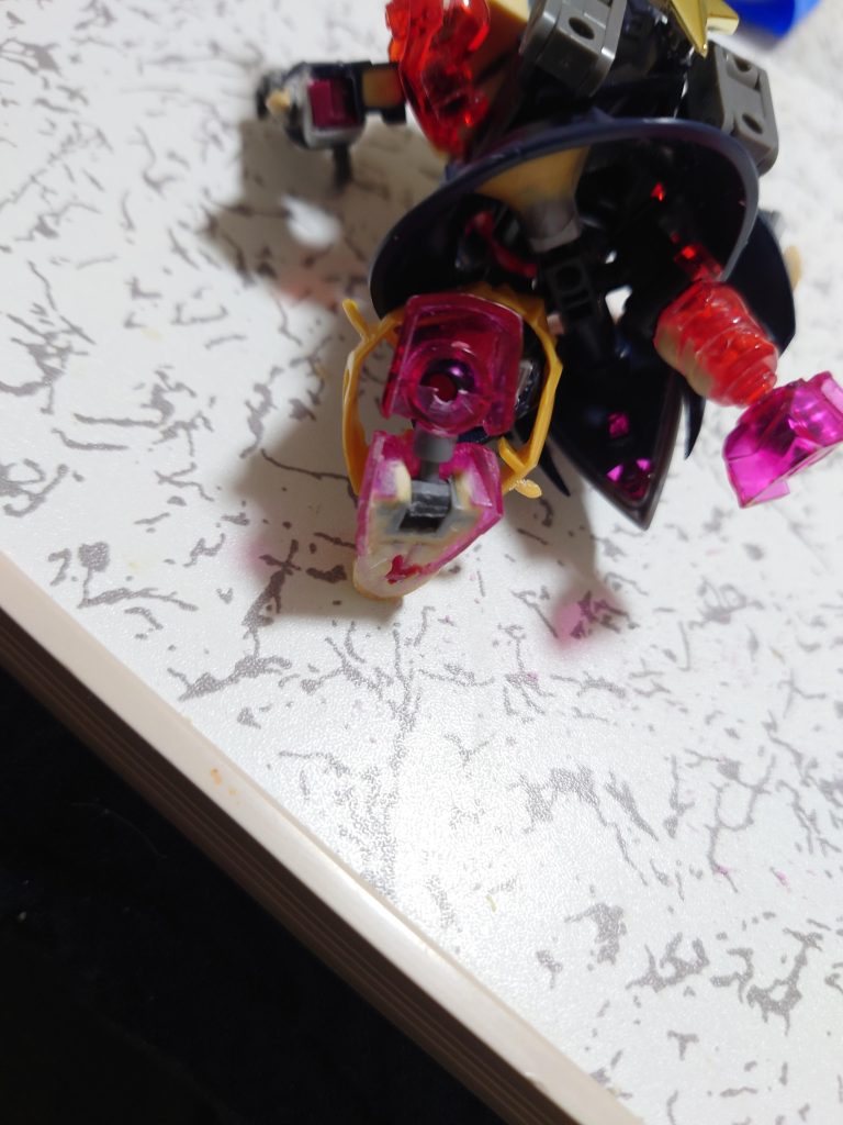 足のギミックとしっぽの付け根。ゴリゴリ削ってジョイント組み込み。SDは肉抜きが多いですがパテで全て埋める。パテが倍の値段になっていて目が飛び出た。