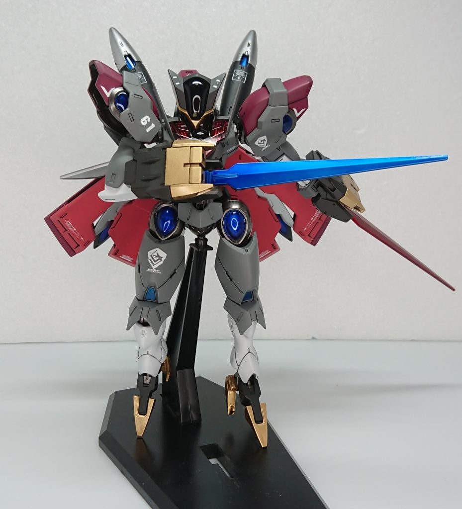 サイリウム・ベイオネット左腕装備がレッド、右腕装備がブルーに発光する高周波ブレード、この武装と脚部のクローによる接近戦が本機の戦闘スタイル、発光する意味は特にない。待機状態では刀身がグレーという設定ですが、1セットしか持ってないので再現してません…。