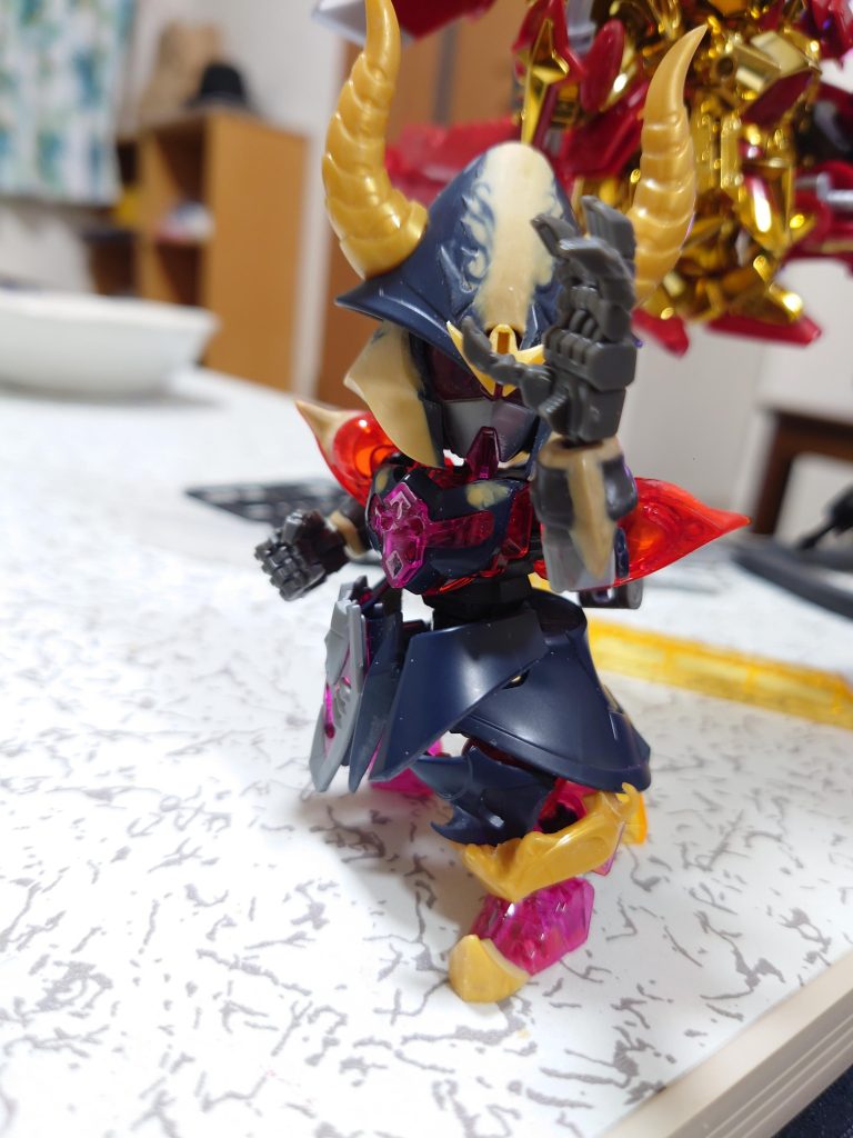 ここから塗装前ドラゴンボール風戦闘ポーズ。膝のアーマーは取り外し可能。ウォーロックの肩状態ですがサタンガンダムの肩がピッタリハマった!これは完成までやらねばと心から思った。