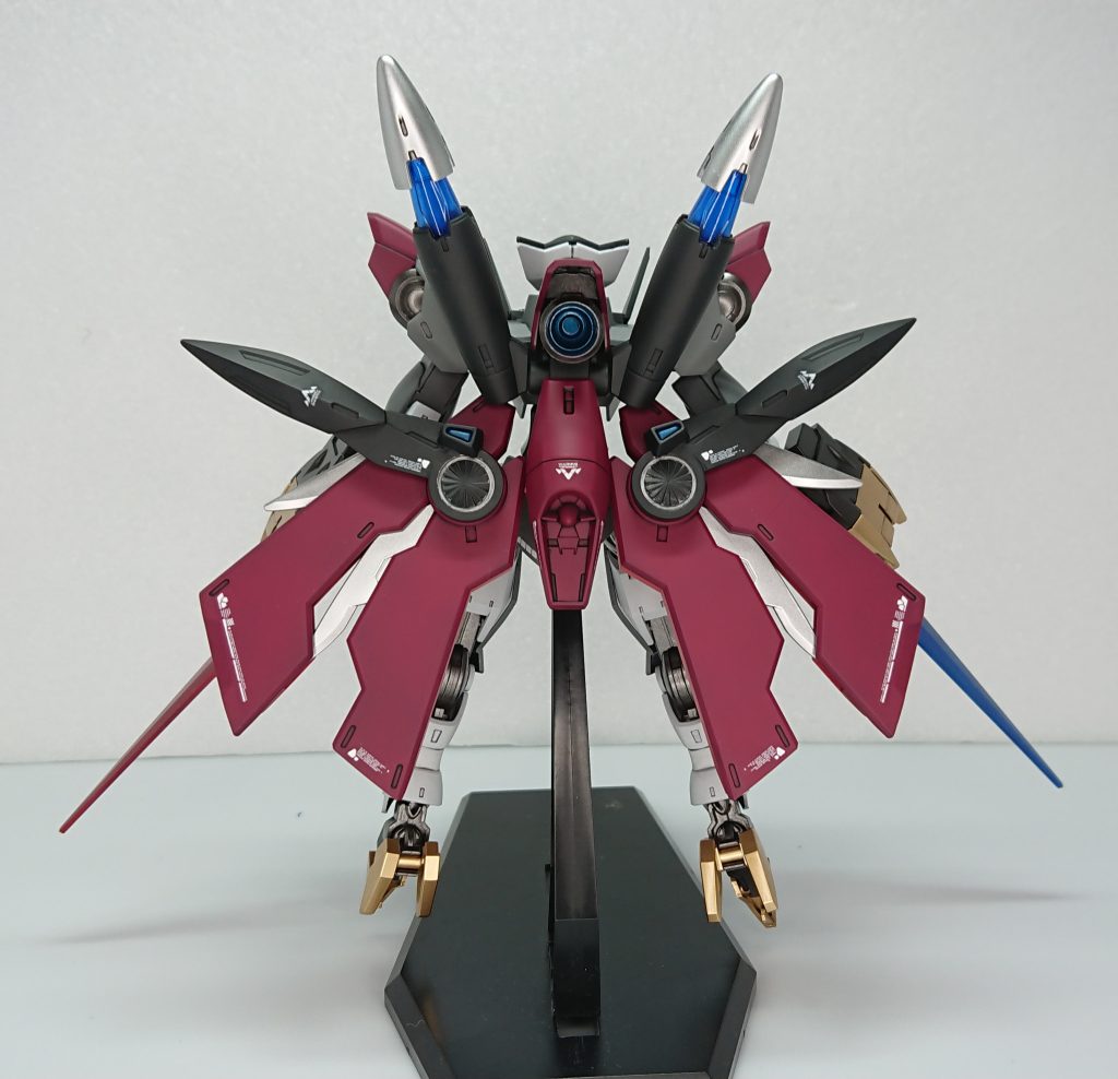 バックパック展開時背面ベギルベウとベギルペンデのバックパックをくっつけただけです、ベギルベウのバックパックの耳は30MSの太ももジョイントに接着してマントのダボに取り付けてます。