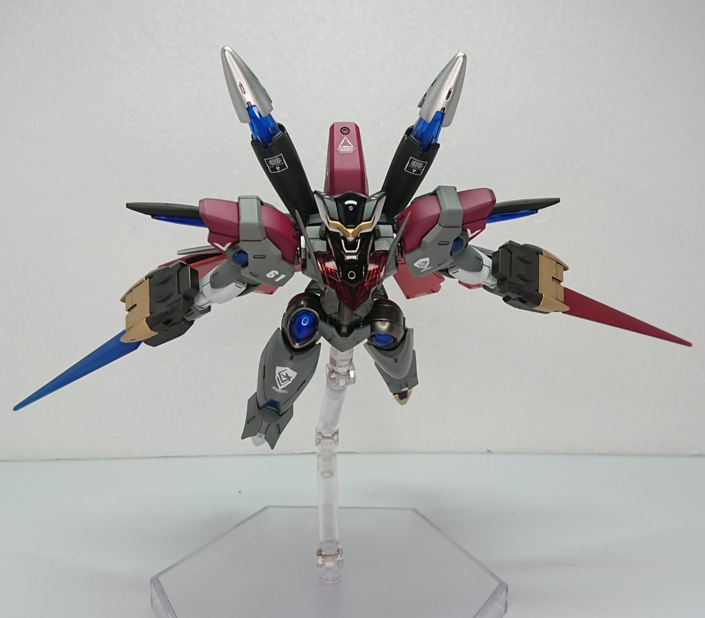 コックピット内に赤いモノアイを作ったり、頭部のクリアパーツ内も色分けしたのですがクリアブラックを濃く塗りすぎて全く見えなくなってしまいました・・・。最後までご覧いただきありがとうございます。