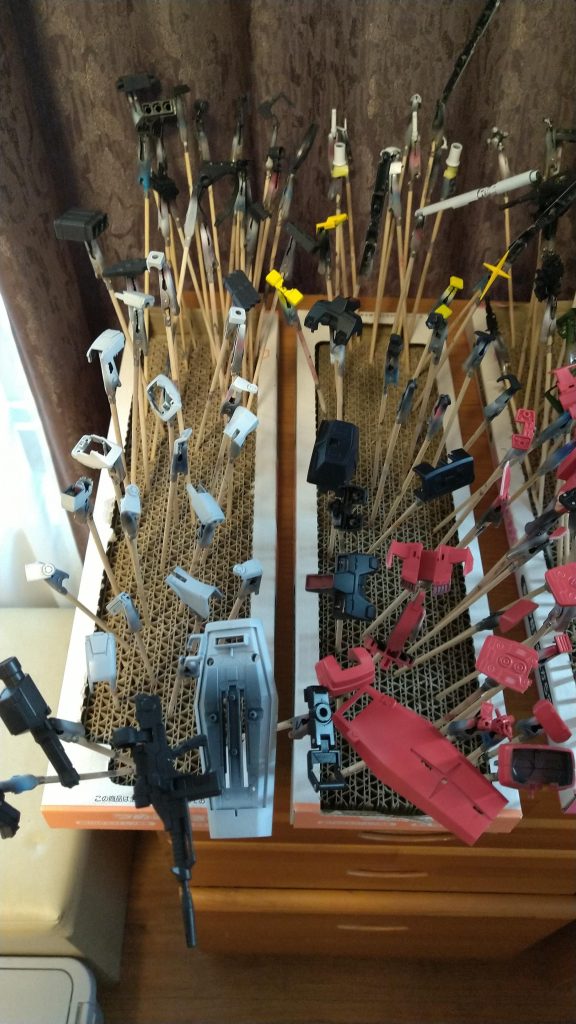 ホワイト部は黒下地で塗装しました。赤や黄は白下地です。