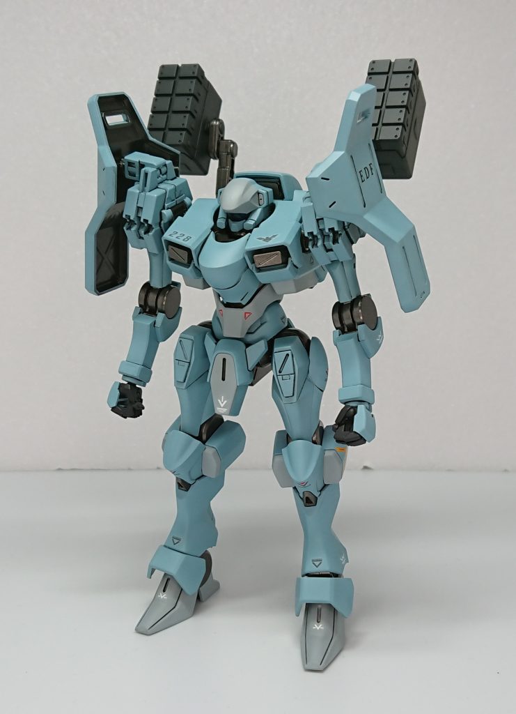 正面バイザーは青にしました、ミサイルを撃ったら肩の盾に当たりそうなのは気にしてはいけない。