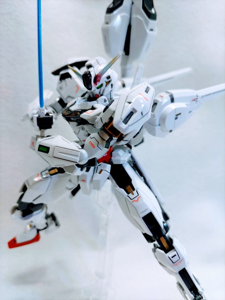 ビームサーベル両手持ちが意外ときつかったです。エアリアルの方が可動優秀？