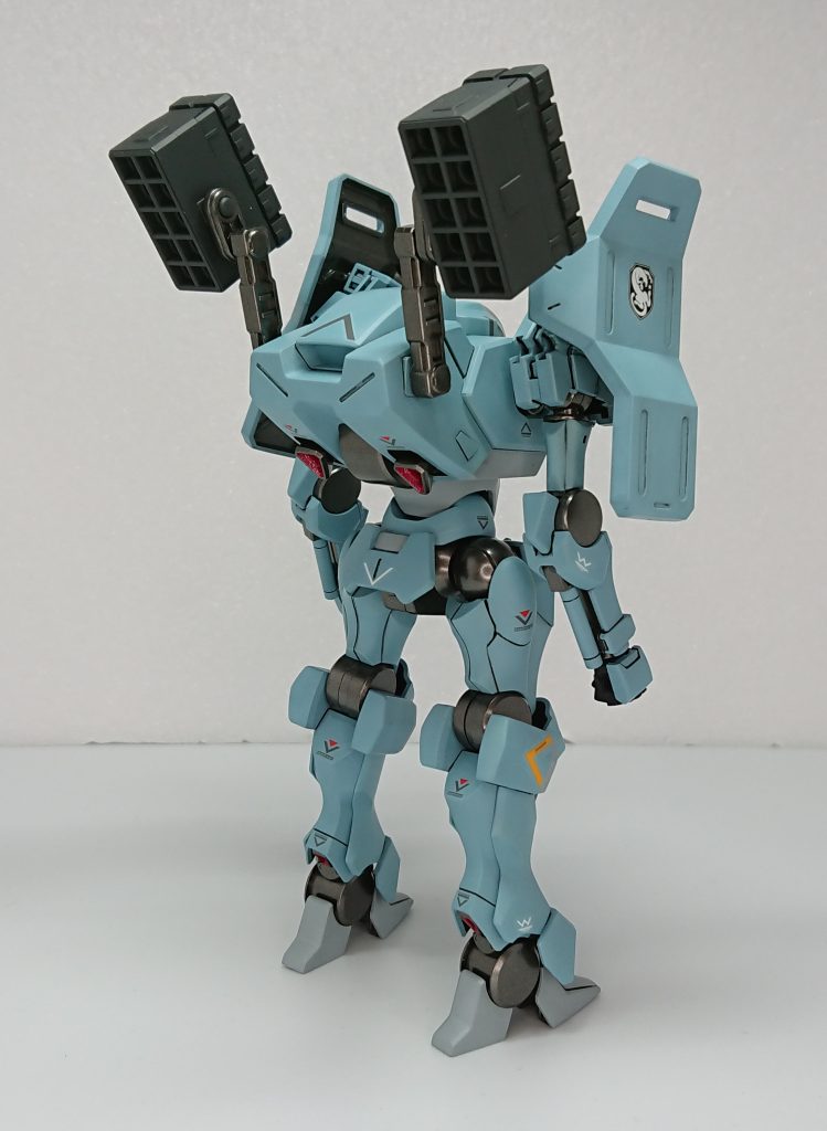 背面ミサイルポッドのアームはプラ同士の接続なのでいつかプラプラになりそう。