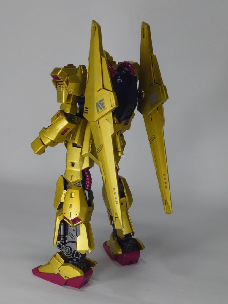 今回はゴールドの色を際立たせたかったので、水転写デカールはいつもよりも控えめにしてあります。