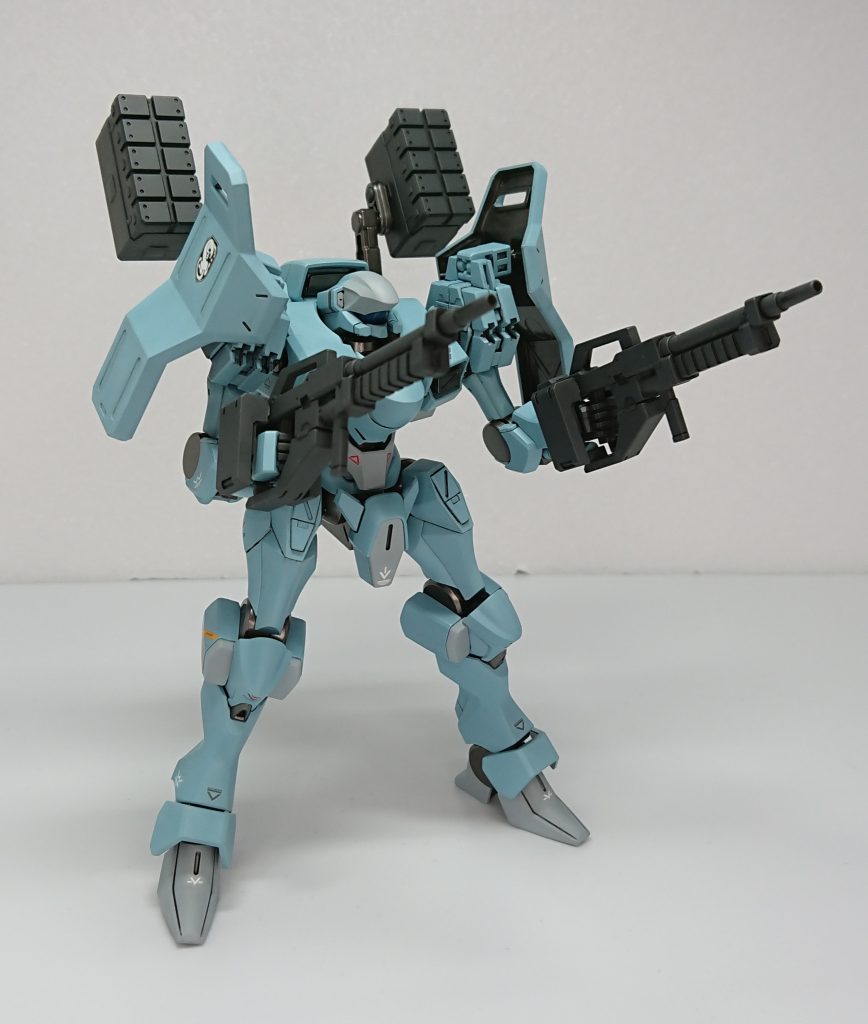 マシンガン×2&ミサイルポッド×2見た目も名前もシンプルな武装、ミサイルの誘導性能は意外と高く、マシンガンも侮れない威力を持つ、ミサイルポッドはショルダーキャノンに換装可能だが、この装備構成で出撃する場合がほとんど。 マシンガンはグレイズの物、ミサイルポッドはボールデンアームアームズの物を余分な軸をカットして使用してます。