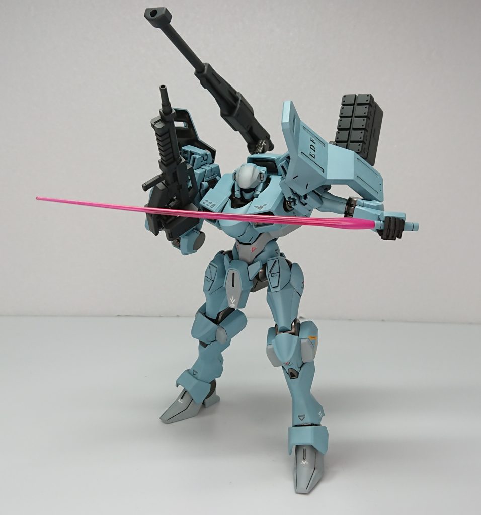 ミサイルポッドとショルダーキャノンを片方ずつ装備しつつサーベル抜刀。