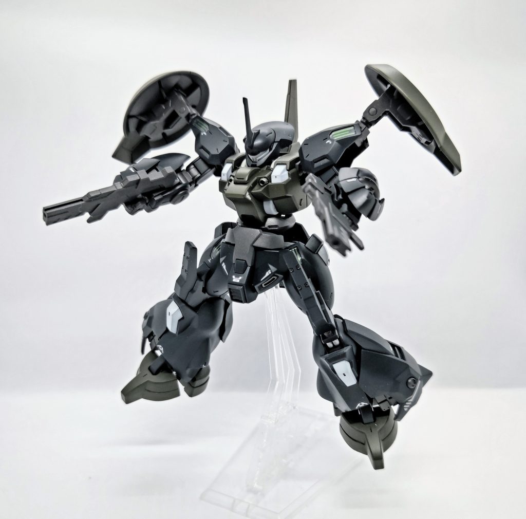 サブ兵装として両肩シールドにディランザ用マシンガン二丁を装備。