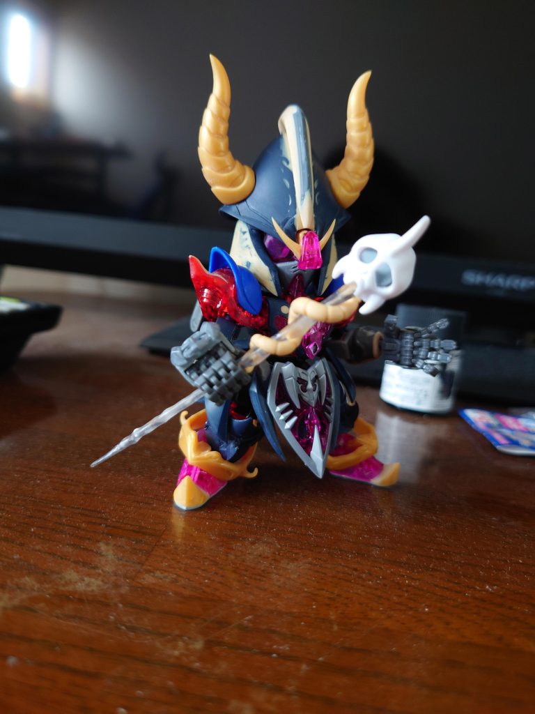 骸骨の目は突起物で作った。これはまだ入れてない状態。肩パーツを塗装するために取り外し可能にする。