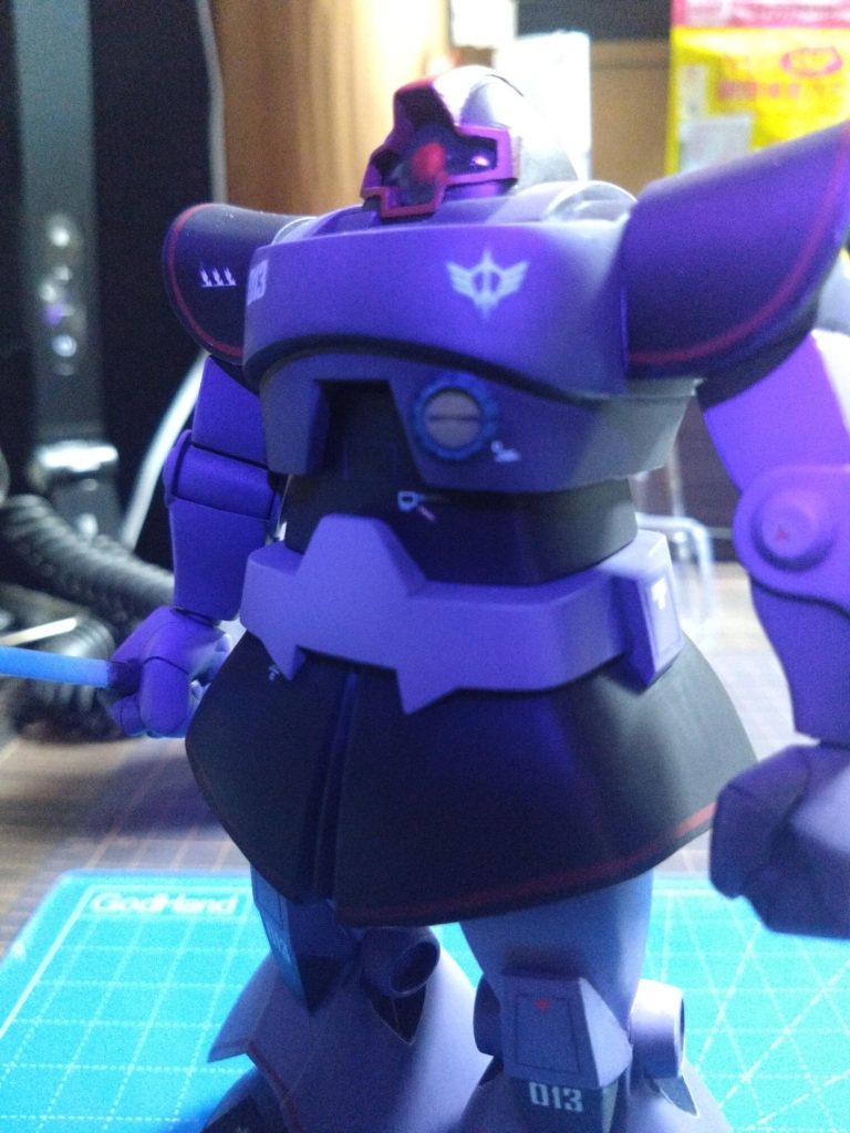 モノアイグポーン。モノアイシールドがスモークなんでイマイチ光らない…