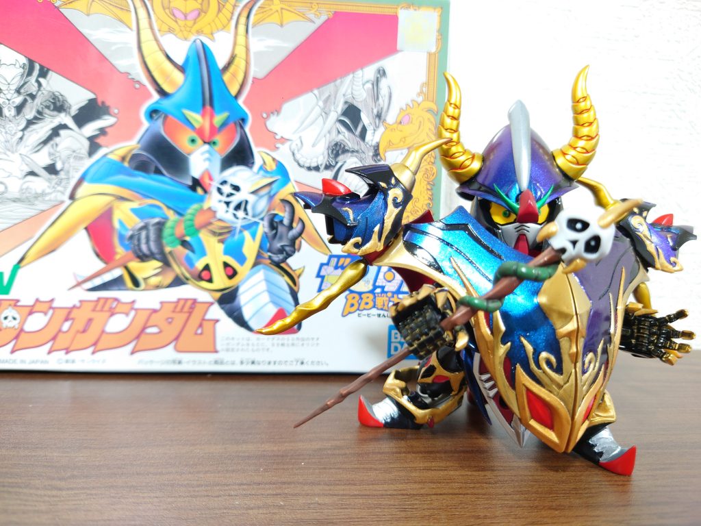 初代様とツーショット。この翼(マント状態)の造形がウォーロックとかけ離れていたので削り落とし初代様に寄せました。やはり上側シュッとしてた方がカッコイイ。兜も削ってシュッとスタイリッシュに。杖はビームライフルエフェクトにパテでしっぽを作り巻き付けました。骸骨はどこから見てもこっちを見ているようにトリックアートのように作成。