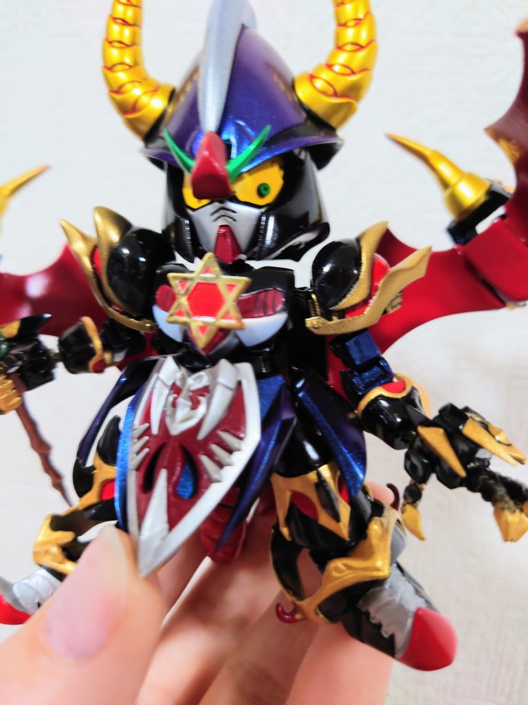 腕は信長エピオンの肘を移植&スクラッチ。肘から上はサタンガンダムから移植し、手はワイルドハンド。手甲はとんがったパーツかき集めてスクラッチしました。前掛けは1凸削り落とし横掛けも小さく削りました。翼の内部の赤を色んな赤で塗り禍々しさを表現しました。