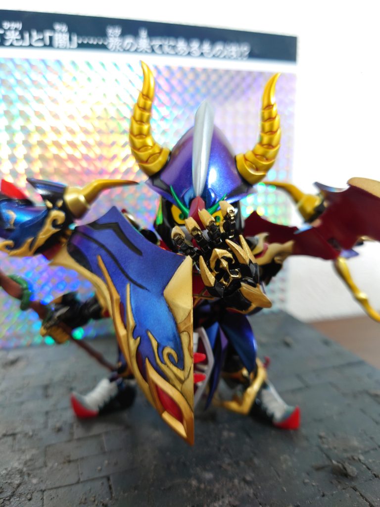 差し替えパーツでブラックドラゴン状態も再現可能。兜も差し替え、顔の中も差し替えなので頭全部もう一個作っていい迄ある。「左目に封印した黒龍が疼きよるわ。」