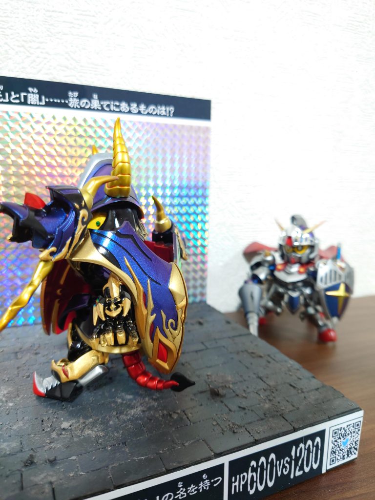 かかとを可動できるようにしてつま先立ちで立ってます。決してナイトガンダムに身長を抜かれないようにしているわけじゃないです。しっぽを浮かせて足で立つこともできますが三点で立った方が安定感出ます。「見るな見るなー!」