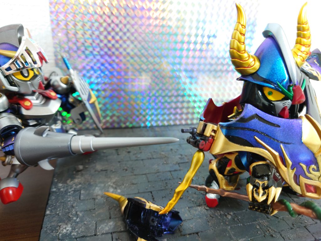 「翼の接続部はこうなってます」ウォーロックの翼の接続凸を合わせ、スクラッチしました。隠すためにウォーロックの肩パーツと袖パーツを合わせたものを製作。さらに、翼の開閉とともに可動しないと邪魔になるので動かせるように小さなジョイントを入れた。「騎士どの!勝手に外したらダメですよ!」