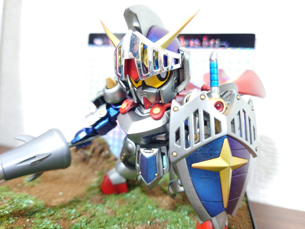「➡︎選ばれし者、騎士ガンダムの冒険がまた、はじまる。」カードダス風のジオラマです。電磁ランスを引き抜いた所をジオラマにしてみました。こちらはケンタウロス形態の脚。
