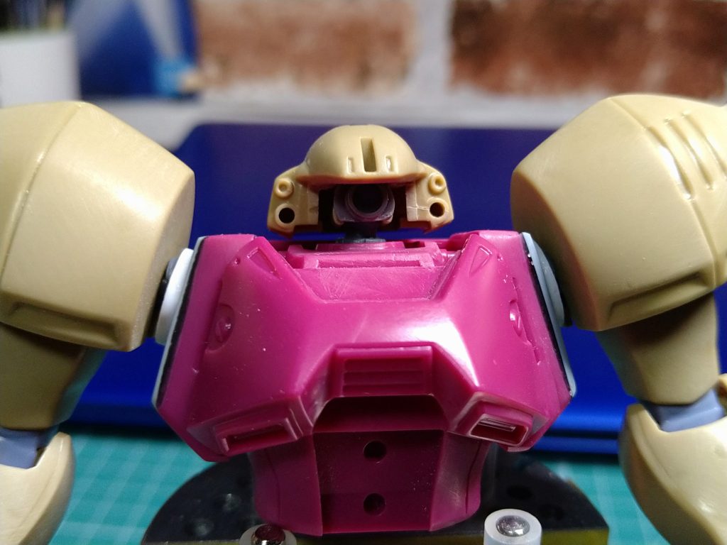 頭部モノアイはパーツをくり抜き、稼働はしませんが、市販のスラスターパーツを変更しました。