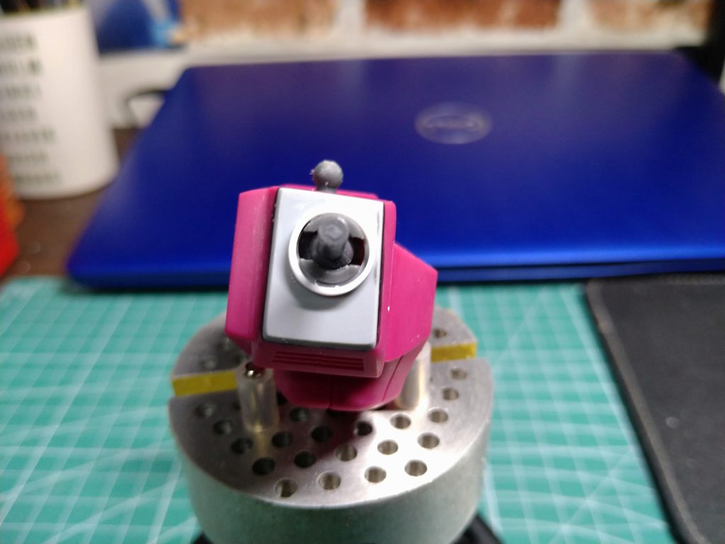 肩関節は初期HGUCの軸関節だったので、こちらも市販の関節へ変更。