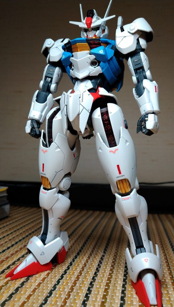 ホワイトはパールコートしてつや消し仕上げ。イエロー部分はガンダムマーカーエアブラシでシュッと。他は成形色仕上げ。