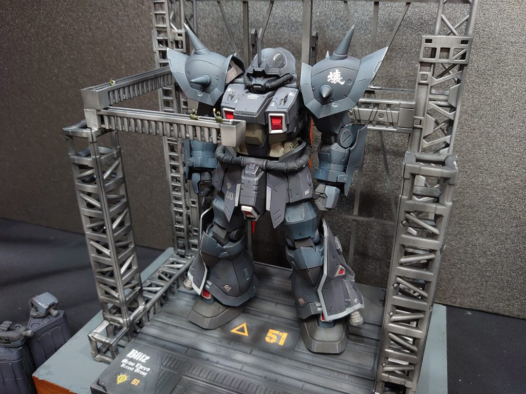 横浜の歩くガンダムがモチーフです。