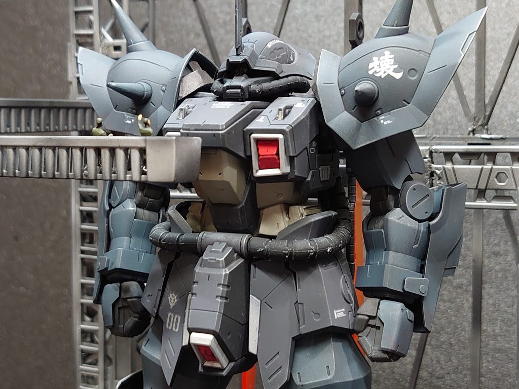 当初はモノアイを電飾する予定でしたが、断線、いい感じで光ってたんですが・・・・泣