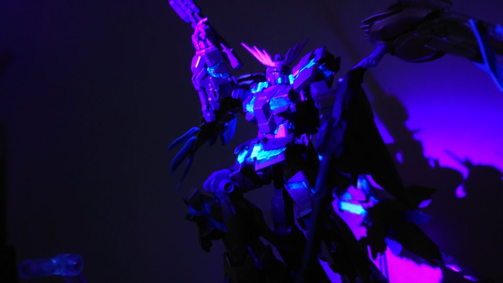 蛍光塗料サイコフレームに塗装しました