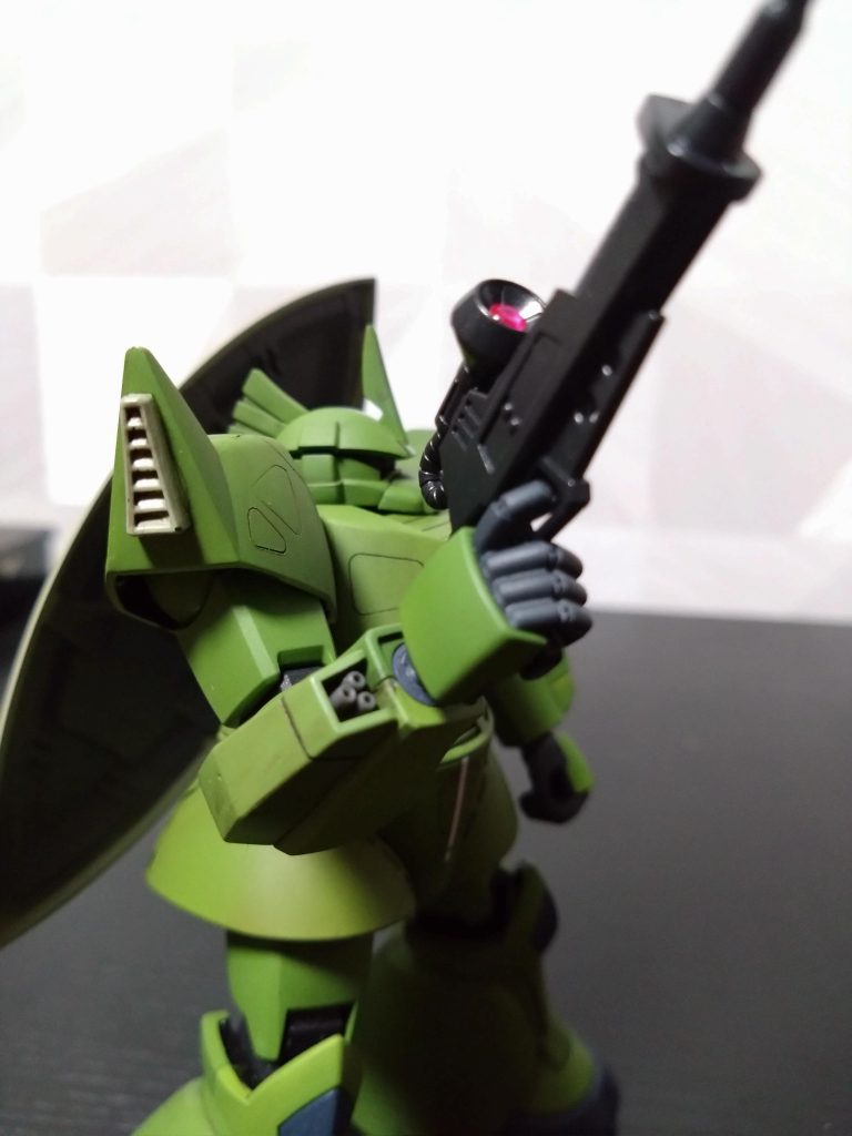 右腕はシールドの穴を埋めてそれプラス、ガトリングを取付コトブキヤのガトリングを改造しました。