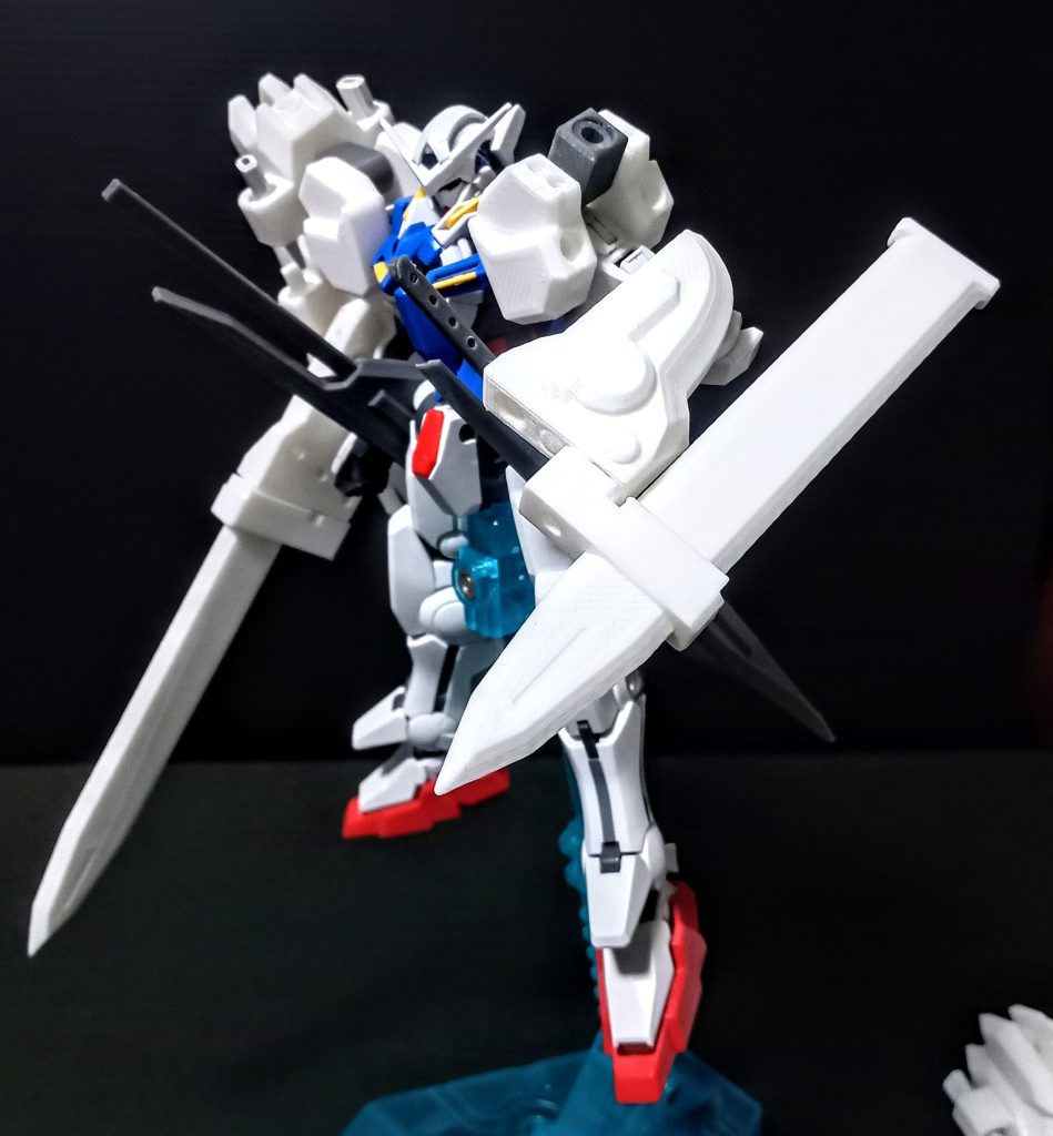 武装は、GNソード零式。イメージは、るろうに剣心の斎藤一の技、牙突零式みたいに、ゼロ距離からソードを打ち出し攻撃します。普通に展開しての攻撃も出来ます。ソードがスライドで前進し、基部が回転して展開完了します。