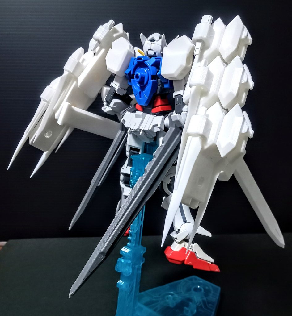 背中は3D-CADで製作中です。何かしら武装を付ける予定です。アームズビットか、新しくソードを付けるかします。太陽炉は3つ搭載予定です。肩の武装は、アームズビットX6で、本体1つにソードビットとシールドビットが2つづつ、本体の後ろにGNバルカン、前にGNショットブラストを装備してます。肩に近いアームズビットにはビームサーベルが付いてます。