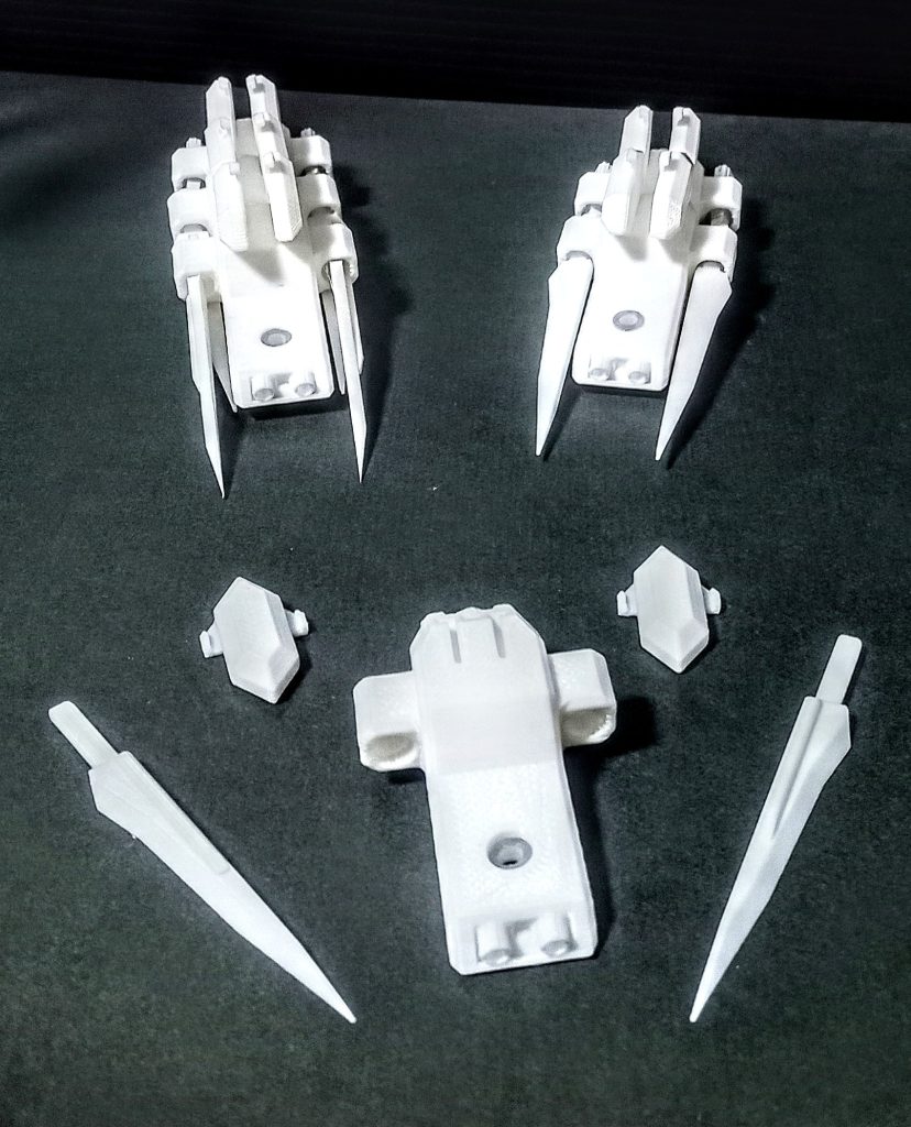 アームズビットには、GNコンデンサーが内蔵されていて、長時間の単独稼働が可能です。それが6機あるので、エクシアには制御担当のハロが4つ程、乗り込んでます。