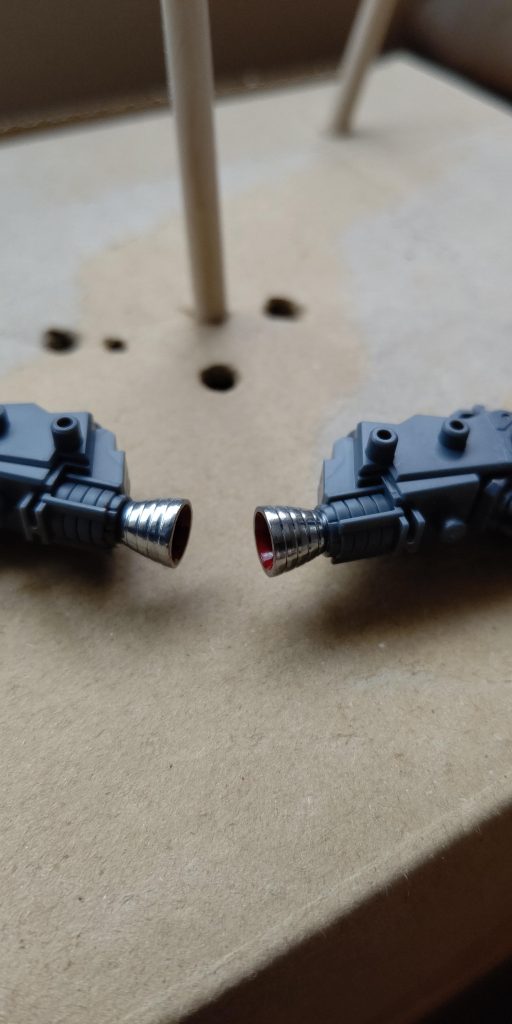 太もも部分のスラスターをガンダムメッキシルバーと、レッド(スラスター内部)で塗装しました。