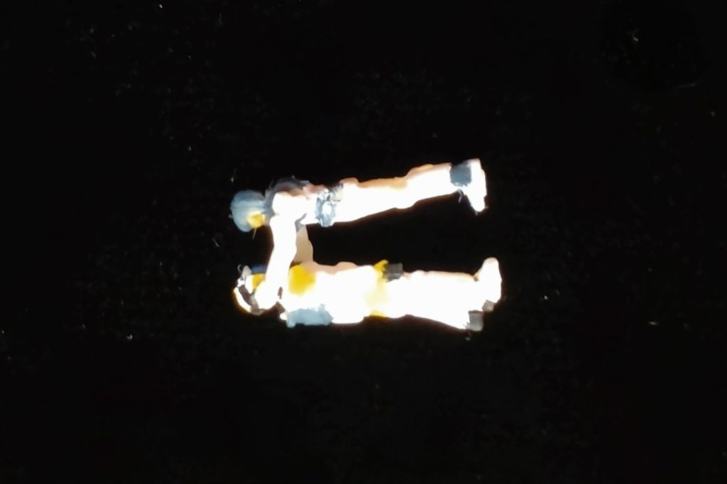 最終回、パーメットが粒子レベルで分解してしまい(こんな表現で合ってるかな？)、宇宙空間に取り残されたスレッタちゃんを、ミオミオが迎えに行くシーンを作りたくて、デミバーディングを制作しました。基本的にスタイルはそのままで、電飾だけ3個行った感じです。組み立て、合わせ目・パーティングライン消し、肉抜き埋め、電飾3箇所、エアブラシによる全塗装、墨入れ、デカール、つや消しクリアで仕上げました。