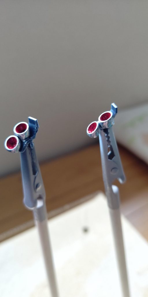 バックパックのスラスターは、塗装しづらかったのでデザインナイフで1度バックパックから切り離して塗装しました。ガンダムメッキシルバーは最高ですね。ピカピカに仕上がります。