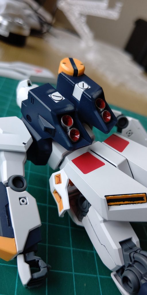 スラスターを取り付けたバックパックはこんな感じです。後ろのスカート部分もオレンジイエローとブラックで塗装しましたが、なんかイマイチ上手に塗れませんでした。難しい、、、。