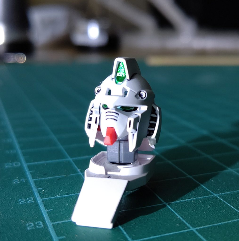 目とセンサーを下地にシルバーで塗り、その後クリアグリーンを上塗りしてあります。これは良い感じキラキラしております。